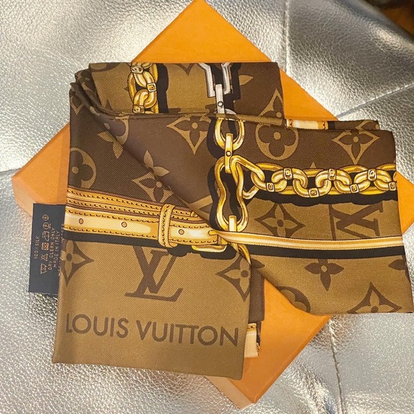Louis Vuitton Monogram Bandau Charm - Picture 5 of 5